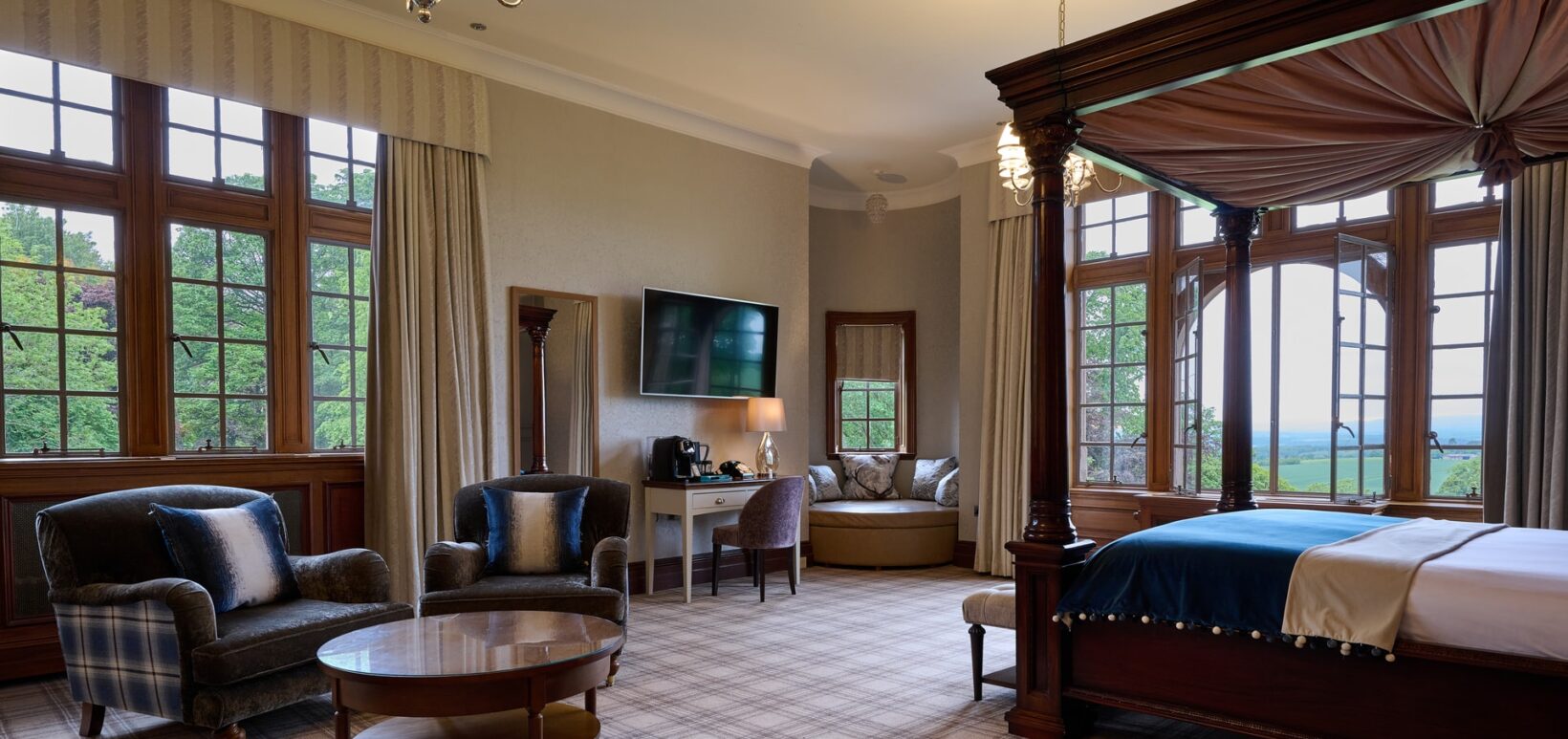 King Size Four Poster Bed & Lounge Area